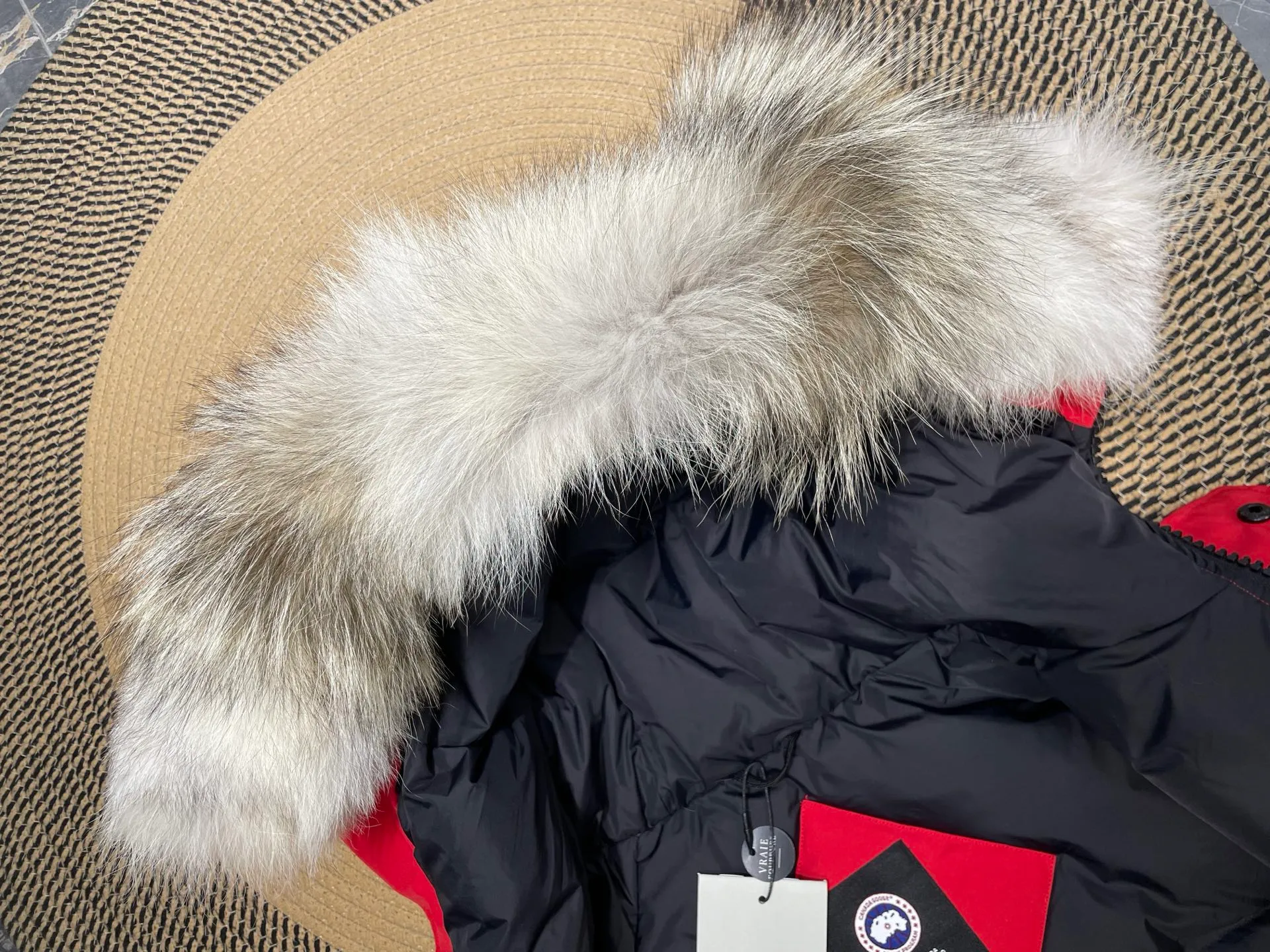 P760 high-end version Canada Goose Canada Goose #Chilliwack 7999M bomber jacket short down jacket/01 model #Men and Women Same Style# ➖ Genuine synchronous anti-counterfeiting chip sensor! ➖ Imported 21S polyester-cotton blended original fabric [last year’s 16S/18S hard fabrics have been completely eliminated, this year all use 21S genuine synchronous fabrics, the soft mid-strap feels delicate and textured], genuine synchronous Feather-Light 10D waterproof coating fabric, made of 84.5 polyester fiber and 15.5 cotton, 100% the best feel in the entire network! ➖ The genuine official website is synchronized with the national standard 80 white duck down, you can check the official website customer service, there will never be a series of misleading claims such as 90 down or goose down! ➖ Using the best nylon lining with double double-layer sealing design, velvet-proof No. 7 needle + grid-filled down ready-made garments, there is 100% no so-called velvet running! ➖ The cuffs are designed with thickened seamless threads, and the collar and pockets are lined with top-quality polar fleece to keep you warm and comfortable! ➖ Yoshida YKK provides original custom-made electroplated sliders. YKK two-way lockable zippers are tight and smooth and will not peel off paint! ➖ 3M composite guarantees that the Velcro is the same as the original, durable, and all accessories and hardware are custom-made! ➖ Imported BEHRINGER embroidery machine to customize the 10,000-needle embroidery logo, 98% of which can be reproduced to restore the original logo. You can check and compare on the official website! ➖ The fur collars are all made of large pieces of Western Canadian blue wolf hide, ensuring that each fur collar is 13-15cm wide!   Size:XS-XXL